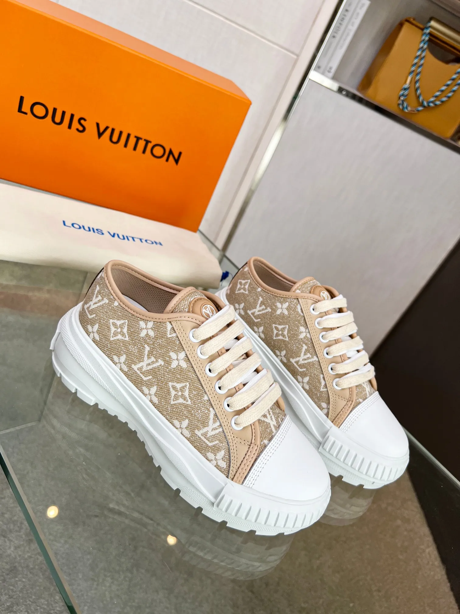 👟👟Ex-factory price 440👟👟 This LV Squad sneaker is made of Monogram denim to stretch out the midsummer comfort. The same color leather outlines the edges, the rubber LV Circle logo embellishes the tongue, and the thick yet lightweight rubber outsole upgrades the comfort again. Yardage: 35-41.